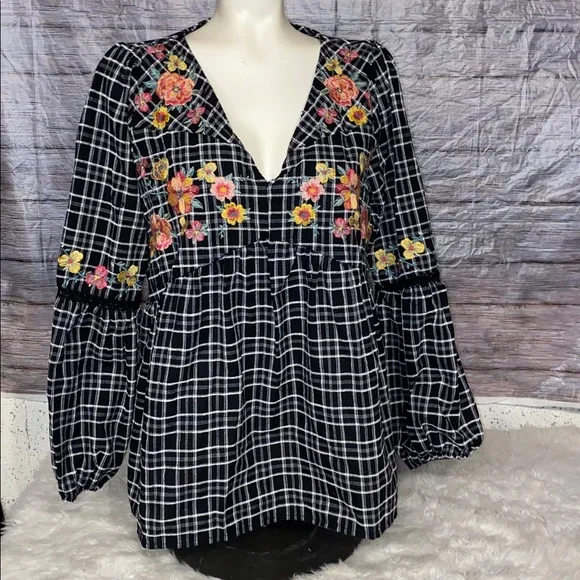 Savanna Jane Black & White Plaid Top With Embroidered Flowers - Picture 4 of 11